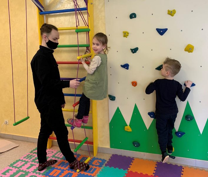 У спортивному куточку дитячої кімнати